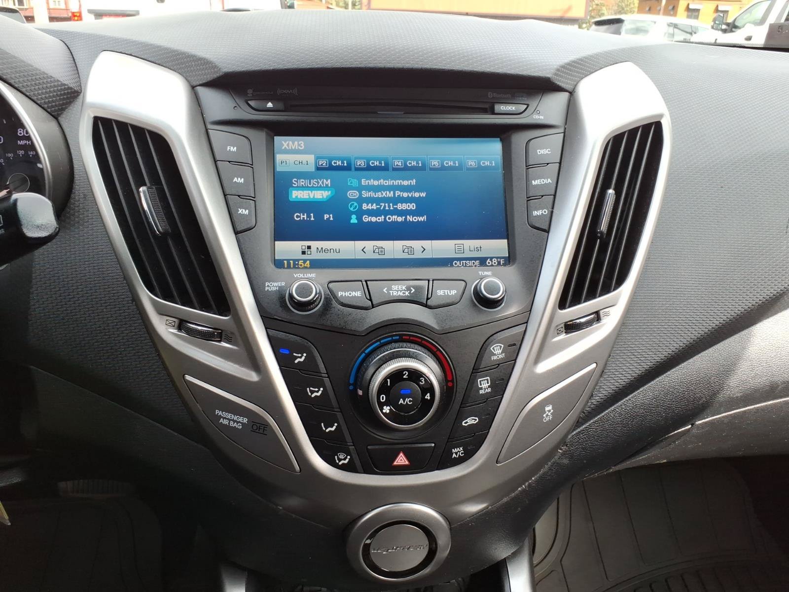 Used 2016 Hyundai Veloster FWD image 16