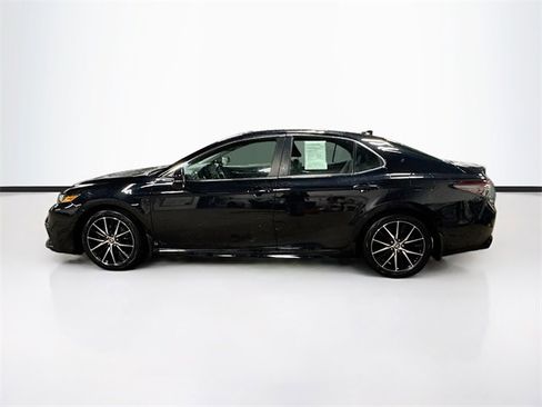 Used 2023 Toyota Camry SE image 4