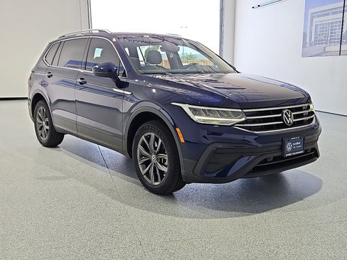 Certified 2024 Volkswagen Tiguan SE w/ Panoramic Sunroof Package FWD image 4