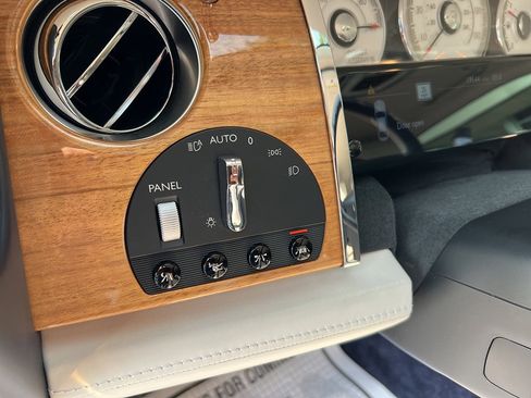 Used 2019 Rolls-Royce Wraith image 24