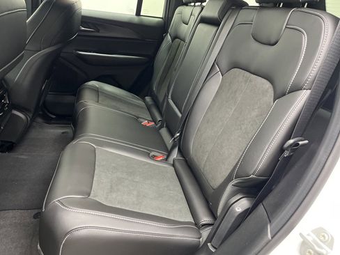 New 2025 Jeep Grand Cherokee Altitude image 5