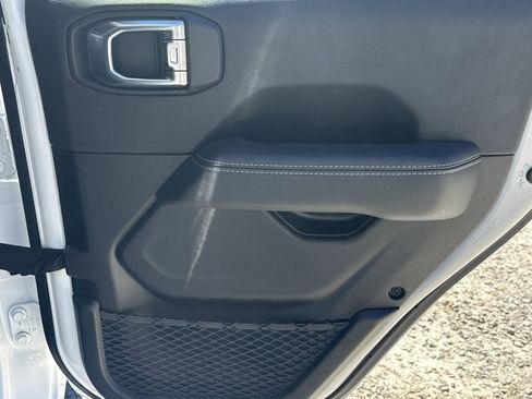 Used 2022 Jeep Wrangler Unlimited Sahara image 17