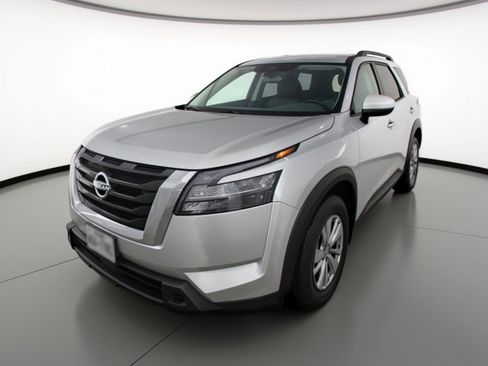 Used 2025 Nissan Pathfinder SV image 3