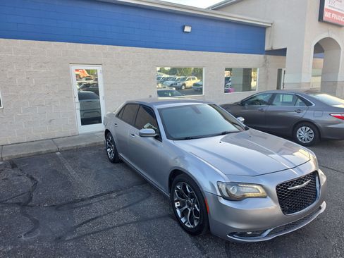 Used 2018 Chrysler 300 S RWD image 9