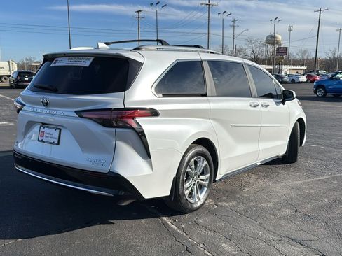 Certified 2024 Toyota Sienna Platinum image 9