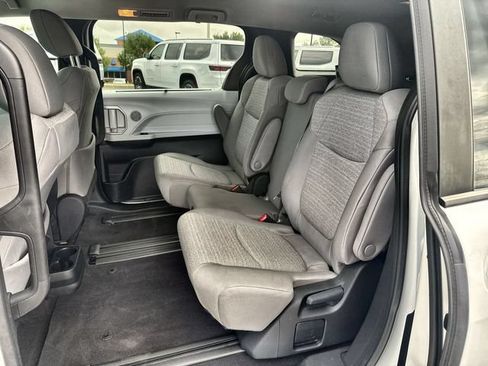 Used 2025 Toyota Sienna LE FWD image 21
