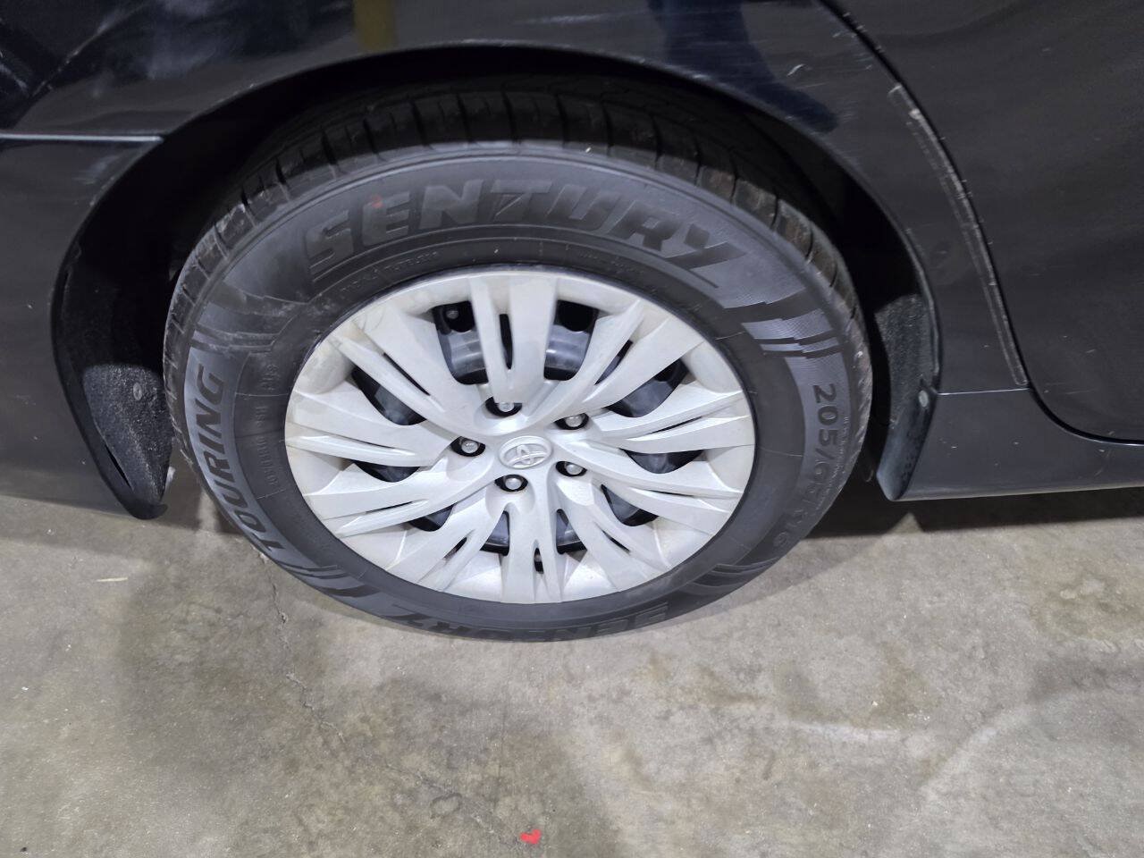 Used 2013 Toyota Camry FWD image 18