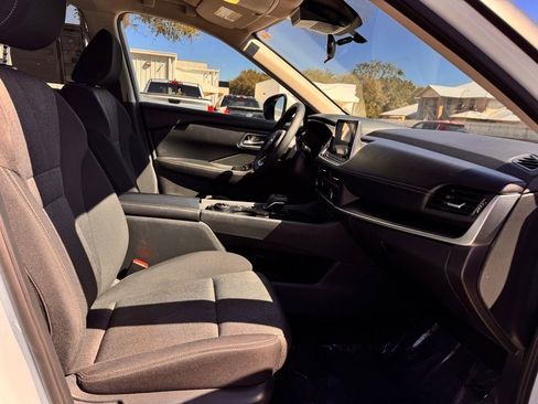 Used 2024 Nissan Rogue SV image 28