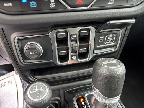 Used 2025 Jeep Wrangler Unlimited Sahara AWD/4WD image 27