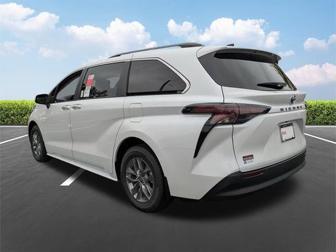New 2026 Toyota Sienna XLE FWD image 6
