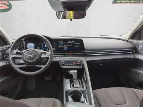 Used 2025 Hyundai Elantra SEL FWD image 20