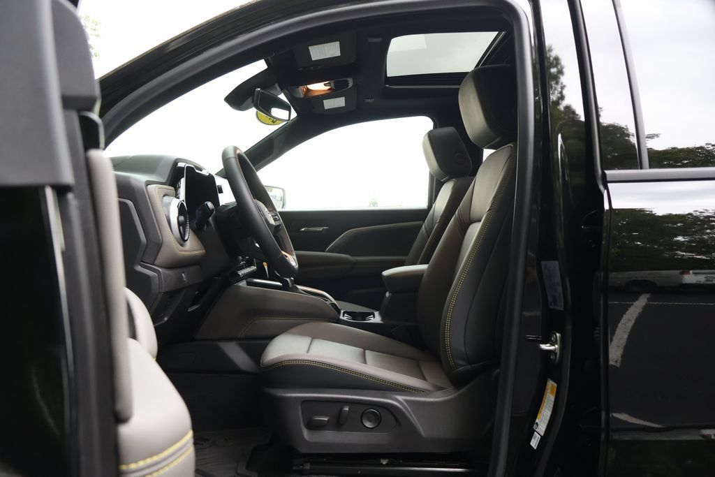 Used 2026 Chevrolet Colorado ZR2 w/ Technology Package AWD/4WD image 33