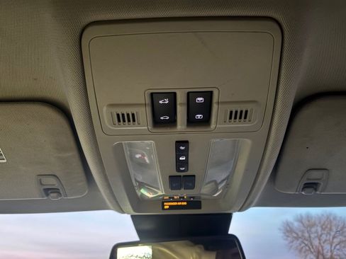 Used 2011 Cadillac SRX Luxury image 25