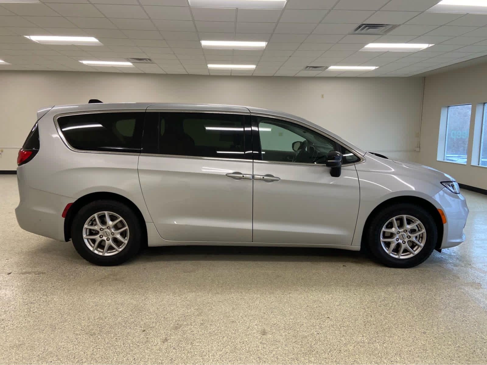 Used 2024 Chrysler Pacifica Touring-L FWD image 6