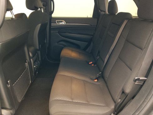 Used 2019 Jeep Grand Cherokee Laredo AWD/4WD image 18