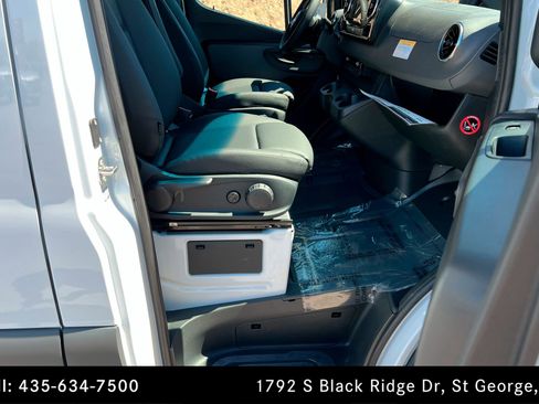 Used 2025 Mercedes-Benz Sprinter 2500 image 22