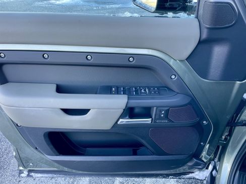 Used 2025 Land Rover Defender 110 X-Dynamic SE image 12