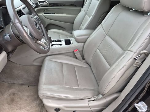 Used 2011 Jeep Grand Cherokee Laredo AWD/4WD image 16