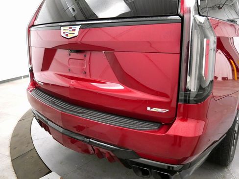 Used 2023 Cadillac Escalade ESV V image 9