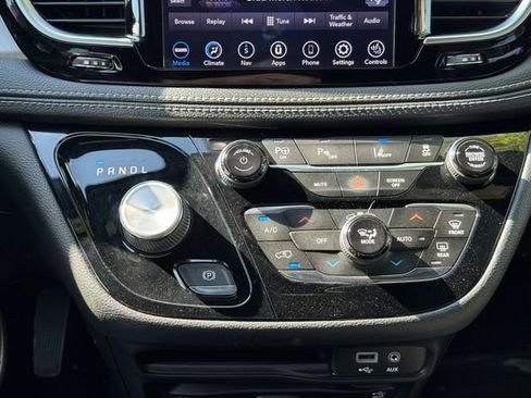 Used 2020 Chrysler Pacifica Limited w/ Advanced Safetytec Group FWD image 15