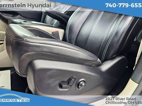 Used 2023 Chrysler Pacifica Touring-L image 24