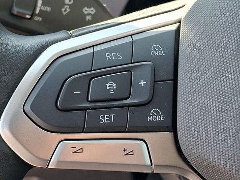 New 2026 Volkswagen Tiguan SE w/ Panoramic Sunroof Package AWD/4WD image 21