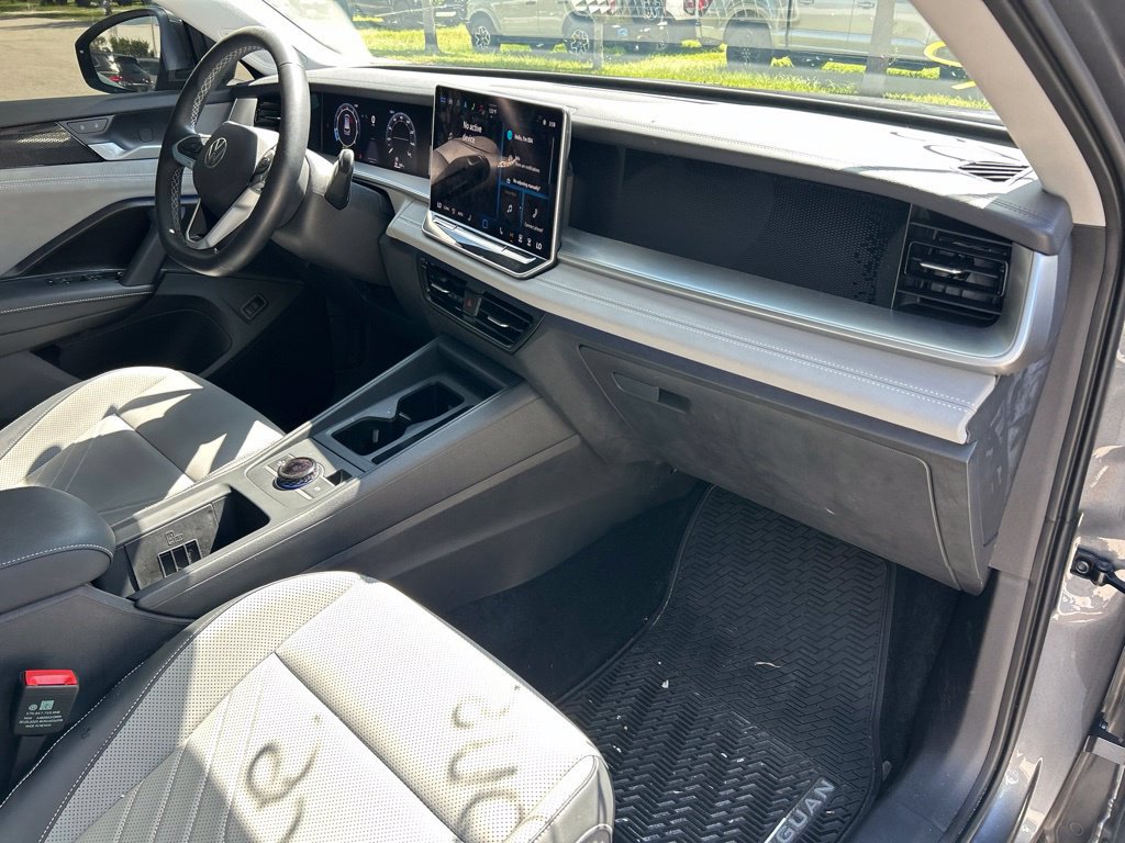 Certified 2025 Volkswagen Tiguan SE FWD image 43
