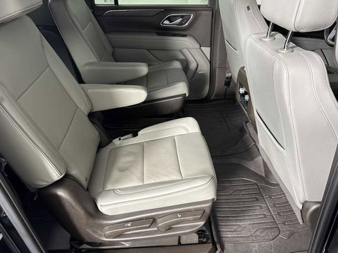 Used 2023 GMC Yukon XL SLT image 9