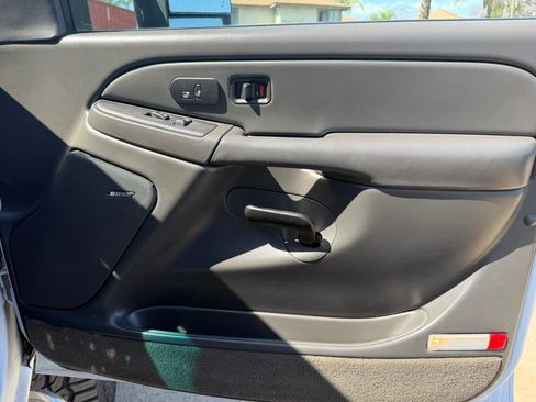 Used 2005 Chevrolet Silverado 2500 LT w/ Heavy-Duty Power Package AWD/4WD image 16