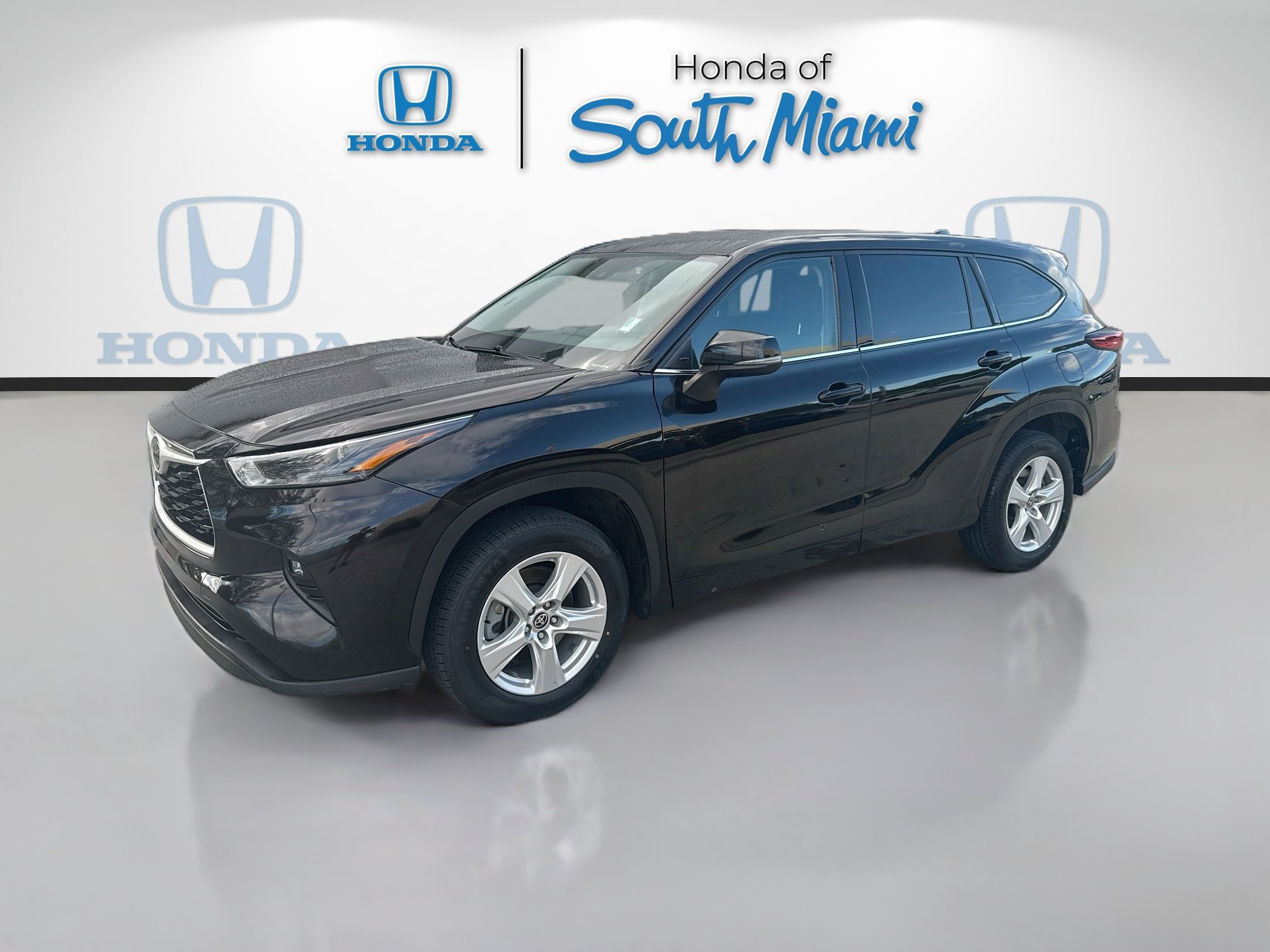 Used 2022 Toyota Highlander LE FWD image 3