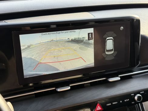 Used 2022 Kia Carnival EX image 22