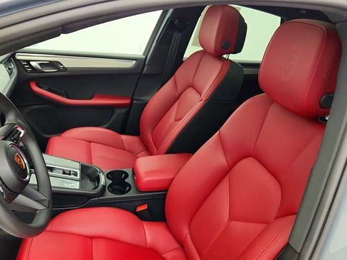 Used 2025 Porsche Macan AWD/4WD image 21