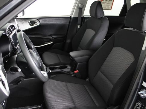 Used 2025 Kia Soul LX image 19