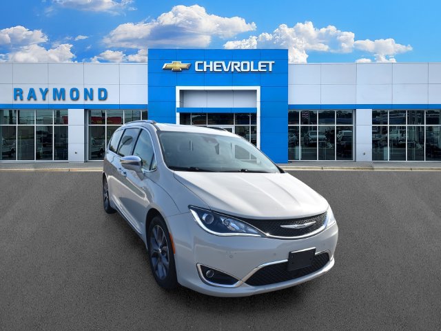 Used 2019 Chrysler Pacifica Limited w/ Tire & Wheel Group FWD image 9
