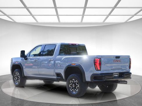Used 2024 GMC Sierra 2500 AT4X image 2