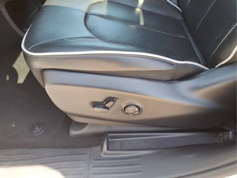 Used 2025 Chrysler Pacifica Limited FWD image 14