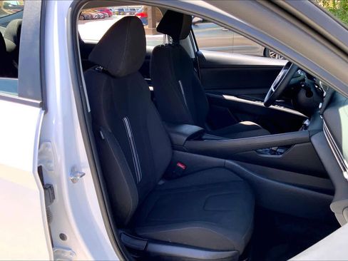 Used 2025 Hyundai Elantra Hybrid FWD image 9
