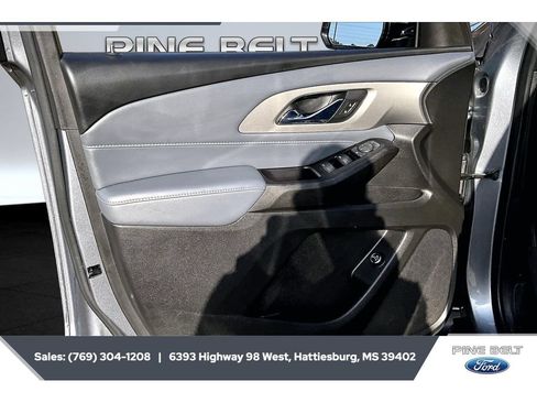 Used 2020 Chevrolet Traverse LT FWD image 17