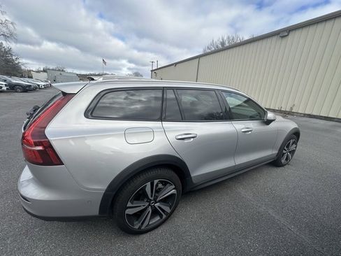 Used 2025 Volvo V60 B5 Cross Country Plus image 9