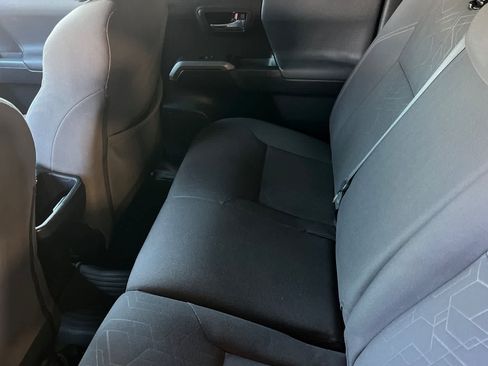 Used 2018 Toyota Tacoma TRD Sport AWD/4WD image 5