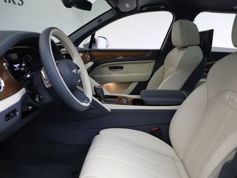 New 2025 Bentley Bentayga Extended Wheelbase image 16