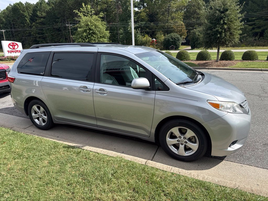 Used 2017 Toyota Sienna LE FWD image 4