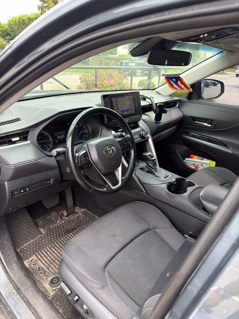 Used 2024 Toyota Venza LE AWD/4WD image 4
