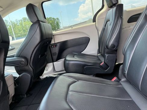 Used 2023 Chrysler Pacifica Touring-L FWD image 16