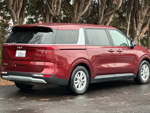 Certified 2024 Kia Carnival LX image 4