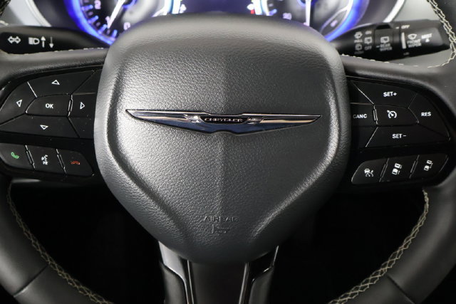 Used 2025 Chrysler Pacifica Limited FWD image 29