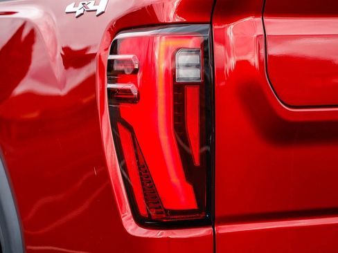 Used 2024 GMC Sierra 2500 SLT w/ SLT Premium Package image 8