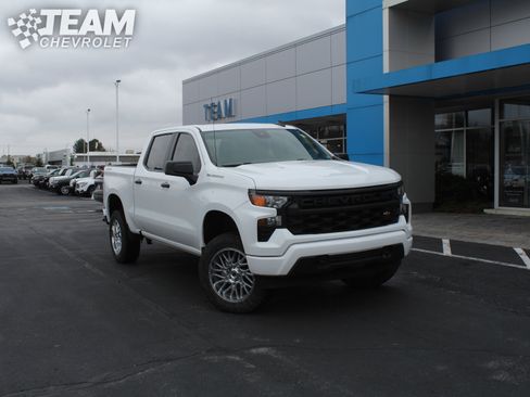 Used 2024 Chevrolet Silverado 1500 Custom image 2