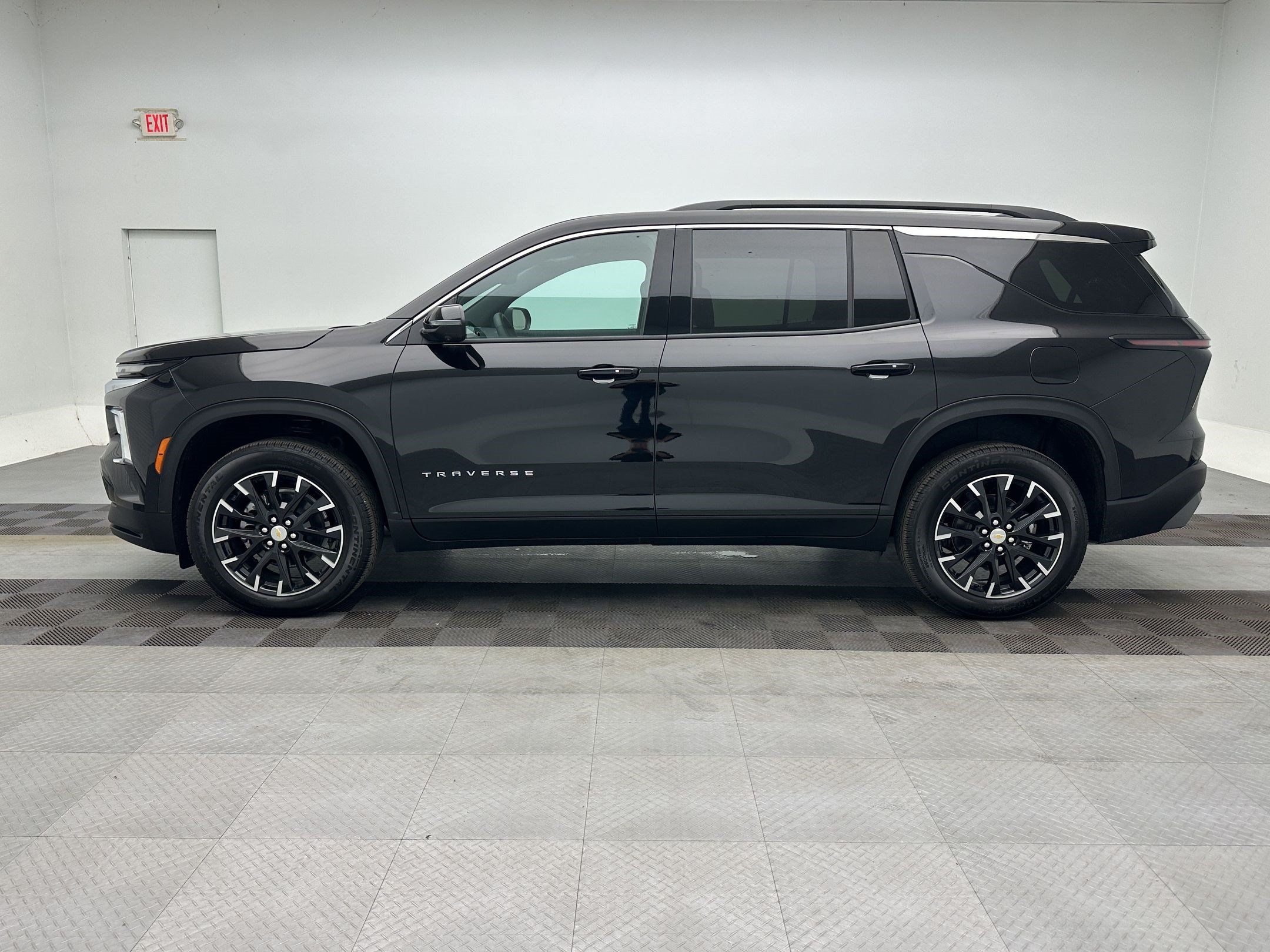 Used 2026 Chevrolet Traverse LT w/ Sun and Wheel Package AWD/4WD image 2
