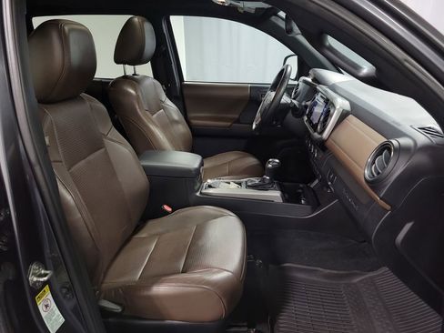 Used 2016 Toyota Tacoma Limited w/ Towing Package image 26